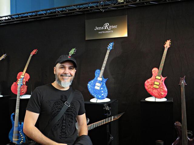 Kfir Ochaion interessierte sich auch für Gitarren | Foto: Brigitte Melder