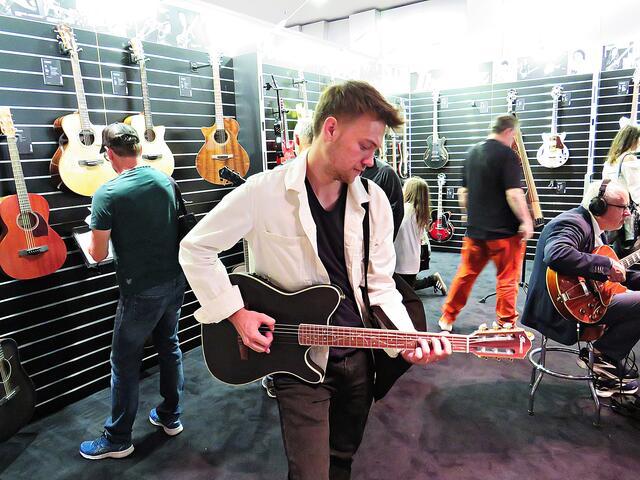Monty Johann aus Mannheim ist Hobbymusiker und aus Spaß an der Freude hier | Foto: Brigitte Melder
