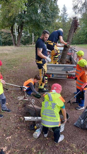 Am Dreck-Weg-Tag der Bambinis packen alle mit an | Foto: Ruben Brachhold