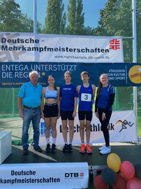 TSV Iggelheimer Leichtathleten mit Siegerin Emma neben H. Koob | Foto: Laura Schubert