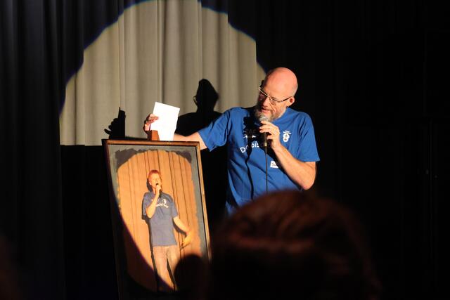 Moderator Joachim Graf erinnert an Alexander Hahn, den 2021 verstorbenen Mitbegründer des Festivals. | Foto: Dennis Christmann/Lebenshilfe Südliche Weinstraße