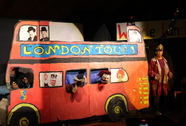 Die „Crazies“, die Theatergruppe des Diakonissen Bethesda in Landau, präsentierten das selbst geschriebene Stück „Der verrückte Kneipenabend“.  | Foto: Dennis Christmann/Lebenshilfe Südliche Weinstraße