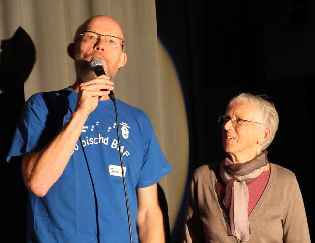 Der Moderator dankt Christa Müller vom Leben und Kultur e.V. dafür, dass das ganz besondere Theaterfestival erneut im Haus am Westbahnhof stattfinden kann. | Foto: Dennis Christmann/Lebenshilfe Südliche Weinstraße