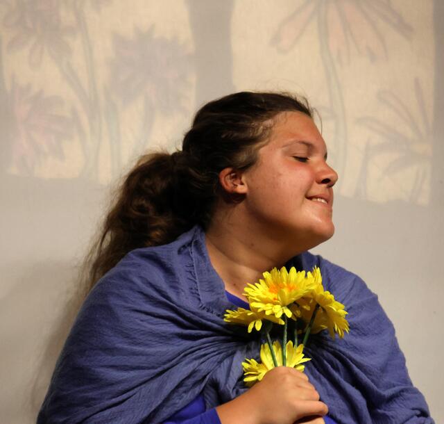 „Mutabor“ inszenierte mit „Vom Fischer und seiner Frau“ eine mitreißende Fassung des Märchens, die eine Brücke zwischen alten Mythen und existentiellen Herausforderungen der heutigen Zeit schlägt. Kunstvoll verknüpfte die Theatergruppe des Caritas-Förderzentrums St. Laurentius und Paulus Herxheim die Geschichte durch Schatteneffekte mit Themen wie Umweltverschmutzung, nimmersattem Konsum und Krieg.  | Foto: Dennis Christmann/Lebenshilfe Südliche Weinstraße