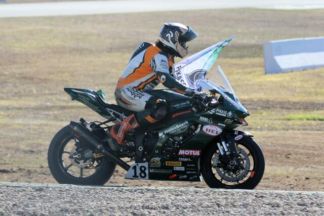 Kawasaki-Pilot Felix Klinck (Ketsch) mit Fahne auf der Auslaufrunde  | Foto: Thomas Haas