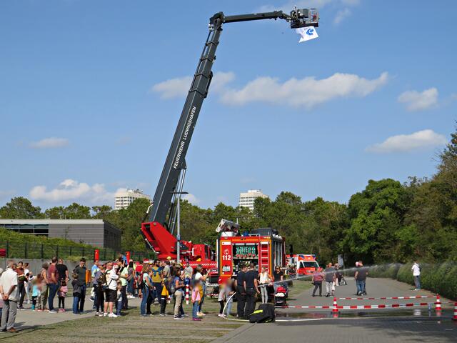 Beim Pseudo-Feuerlöschen | Foto: Brigitte Melder