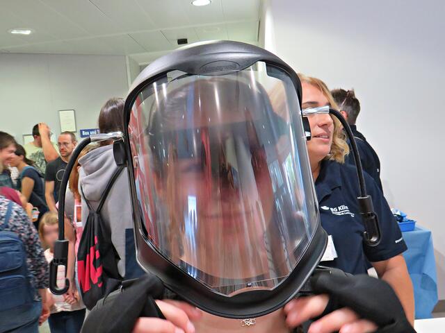 Im Alters-Simulationsanzug, hier Sehtest | Foto: Brigitte Melder