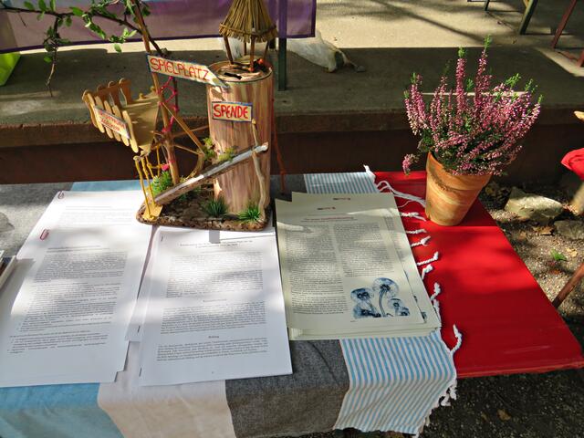 Infomaterial und Spendenbox | Foto: Brigitte Melder