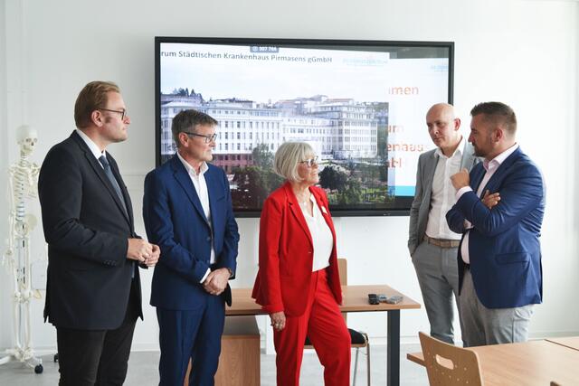 Oberbürgermeister Markus Zwick, Erwin Merz (stellvertretender Geschäftsführer des Pirmasenser Krankenhauses), Anja Hammel (Leiterin des Bildungszentrums), Pflegedirektor Bernd Henner und Staatssekretär Dr. Fedor Ruhose (von links)  | Foto: Frank Schäfer