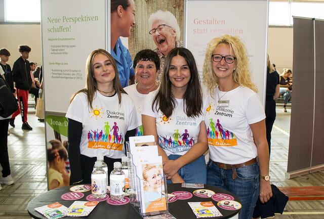 Am Info-Stand des Diakoniezentrums konnten sich die jungen Leute über vielfältige Ausbildungsmöglichkeiten informieren | Foto: Frank Schäfer