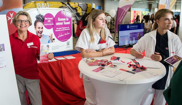 Auch die Johanniter waren mit einem Info-Stand vertreten | Foto: Frank Schäfer