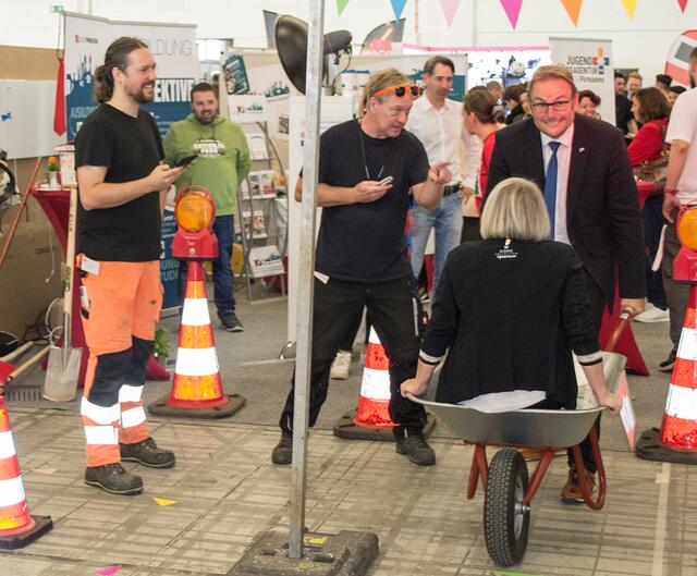 Eines der Highlights war das Schubkarrenrennen | Foto: Frank Schäfer