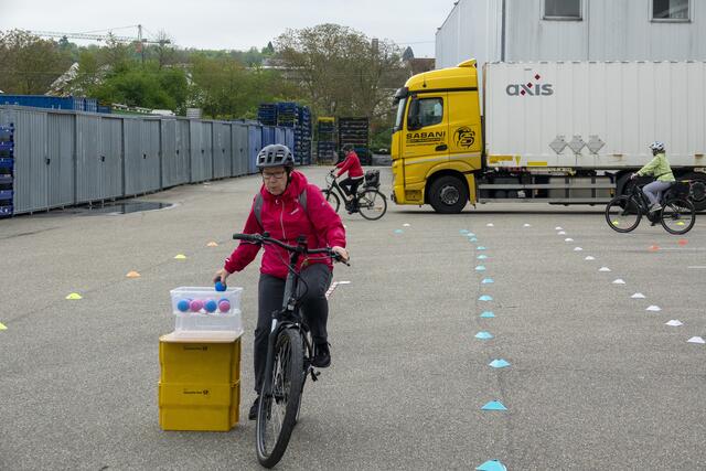 Einhändig fahren. Ballaufnahme und -abgabe | Foto: Gerhard Öfner