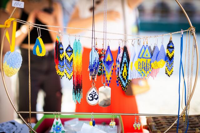 An mehreren Ständen wurden ukrainische Spezialitäten und Kunstgewerbe angeboten. | Foto: Christian Gaier