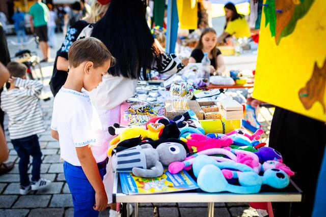 An mehreren Ständen wurden ukrainische Spezialitäten und Kunstgewerbe angeboten. | Foto: Christian Gaier