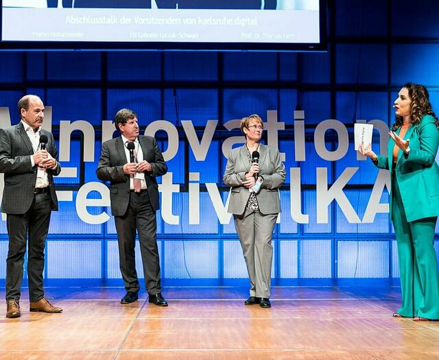 Moderatorin Tijen Onaran im Gespräch mit den Vorsitzenden der Initiative karlsruhe.digital beim InnovationFestival 2021.  | Foto: Dennis Dorwarth Photographie