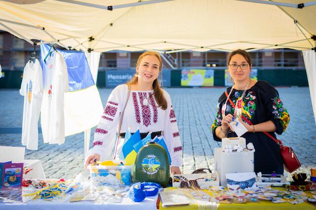 An mehreren Ständen wurden ukrainische Spezialitäten und Kunstgewerbe angeboten. | Foto: Christian Gaier