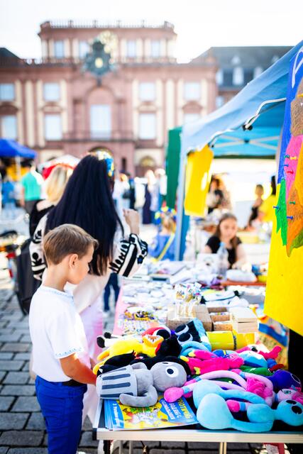 An mehreren Ständen wurden ukrainische Spezialitäten und Kunstgewerbe angeboten. | Foto: Christian Gaier