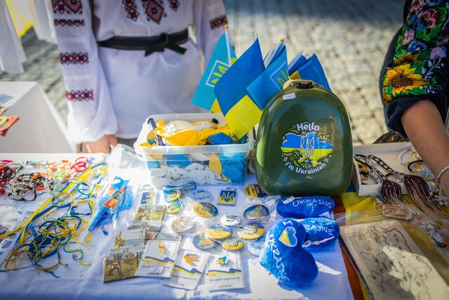 An mehreren Ständen wurden ukrainische Spezialitäten und Kunstgewerbe angeboten. | Foto: Christian Gaier