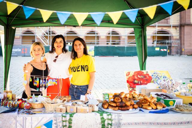 An mehreren Ständen wurden ukrainische Spezialitäten und Kunstgewerbe angeboten. | Foto: Christian Gaier