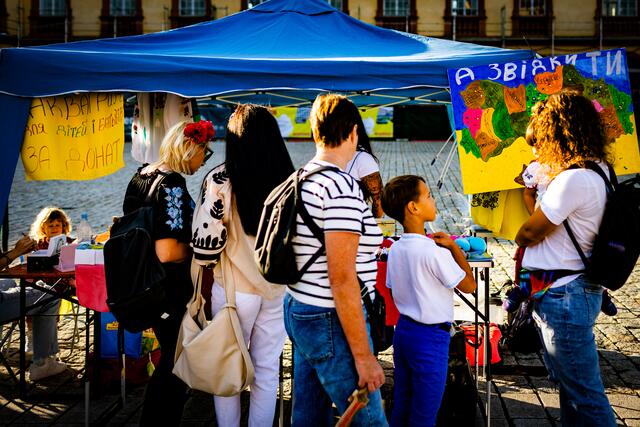 An mehreren Ständen wurden ukrainische Spezialitäten und Kunstgewerbe angeboten. | Foto: Christian Gaier