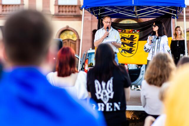 Der Mannheimer Ralph Kaiser rief in seiner Rede zur Solidarität und weiteren Unterstützung der Ukraine auf.  | Foto: Christian Gaier