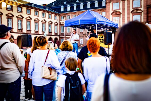 Der Mannheimer Ralph Kaiser rief in seiner Rede zur Solidarität und weiteren Unterstützung der Ukraine auf.  | Foto: Christian Gaier