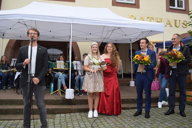 Auch der erste Beigeordnete der Stadt Annweiler, Benjamin Burckschat, gratulierte | Foto: Bender