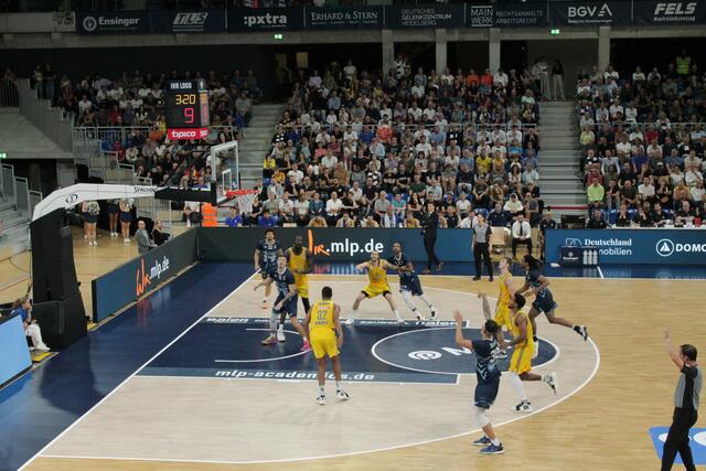Zum Saisonauftakt gab es eine 81:90-Heimniederlage gegen Alba Berlin | Foto: Michael Sonnick