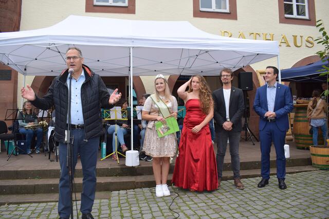 Landrat Dietmar Seefeldt gratulierte | Foto: Bender