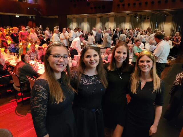 Die Pfälzer Weinhoheiten mit der neuen Deutschen Weinprinzessin Lea Baßler aus Bad Dürkheim | Foto: Michael Landgraf