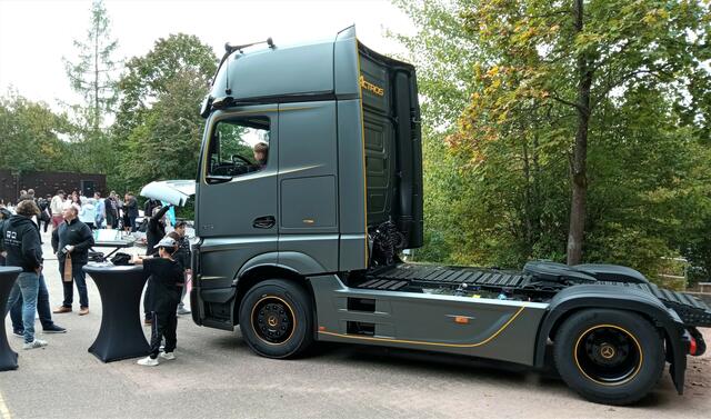 Auch der Sattelschlepper auf dem Schulhof war für die Jungen Leute eine Attraktion. Bei den anwesenden Meistern konnte man sich über die Vielzahl der im Herstellerwerk angebotenen Ausbildungsberufe informieren. | Foto: W. G. Stähle