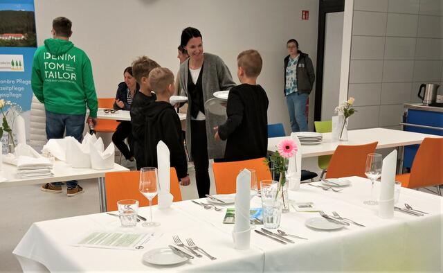 Serviertechniken stoßen auf Interesse. | Foto: W. G. Stähle