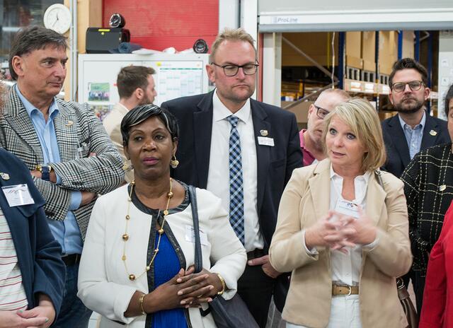 Sandrine Dos Santos, Bürgermeisterin von Poissy (rechts), interessierte sich für die Produktion in den Bereichen Textilveredelung und Werbetechnik | Foto: Frank Schäfer