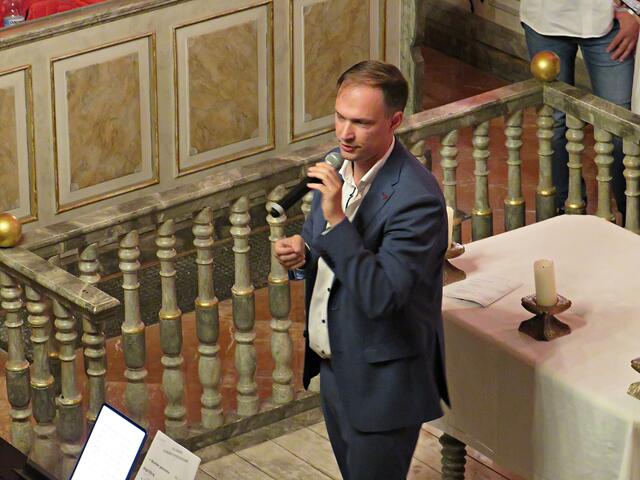 Christian Wohlert zwischen jedem Gesangsstück | Foto: Brigitte Melder