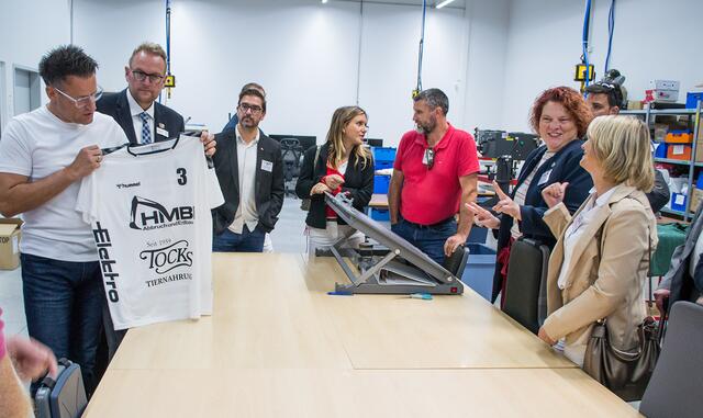 Die Gäste aus Poissy konnten sich einen Eindruck über das breit gefächerte Angebotsspektrum in den Bereichen Textilveredelung und Werbetechnik verschaffen | Foto: Frank Schäfer