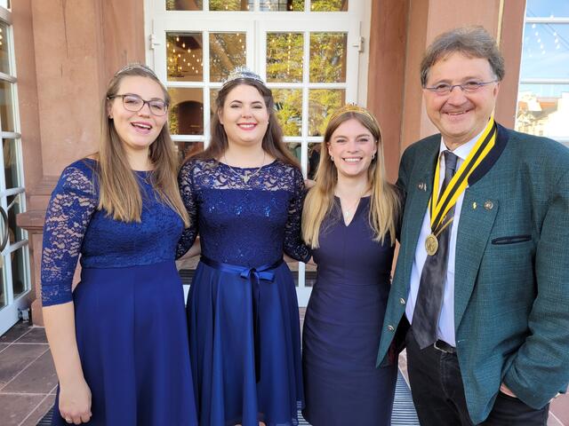 Bruderschaftsmeister Michael Landgraf mit den Weinprinzessinnen Anna Spies und Laura Götze sowie der Pfälzischen Weinkönigin Charlotte Weihl vor dem Einzug in den Saalbau.    | Foto: Michael Landgraf