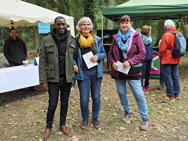 Theologe Venuste aus Burundi mit Damen | Foto: Brigitte Melder