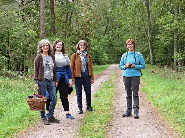 Frau Grüninger als Fotografin (rechts) mit Freundinnen | Foto: Brigitte Melder