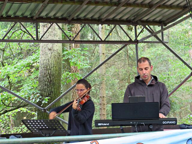 Alice und David Müller begleiteten musikalisch die Eröffnung | Foto: Brigitte Melder
