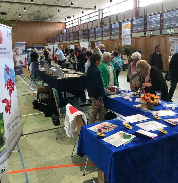 Die Besucher nutzten die Gelegenheit, sich über das vielfältige Angebot für das gute Leben "60plus" zu informieren. | Foto: Gemeinde Karlsdorf-Neuthard