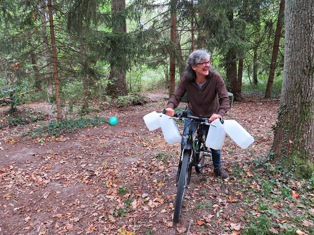 Tja, mit so viel Gepäck fährt man in Burundi Fahrrad | Foto: Brigitte Melder