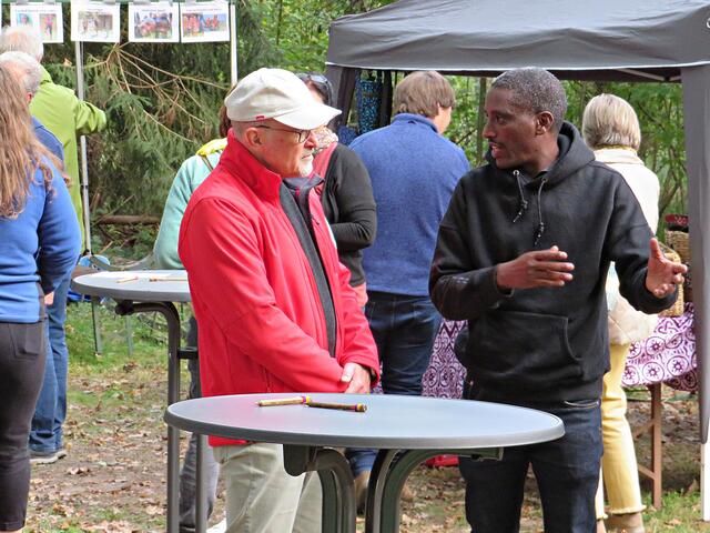 H. Münster und H. Venuste im Gespräch | Foto: Brigitte Melder