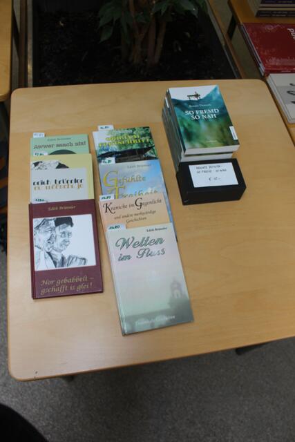 Büchertisch mit Werken der Autorinnen | Foto: Peter Herzer