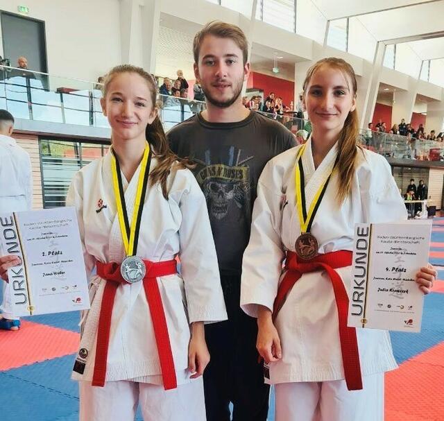 Jana Weber (links) und Julia Krawczyk mit Coach Hannes Höft   | Foto: BCRN