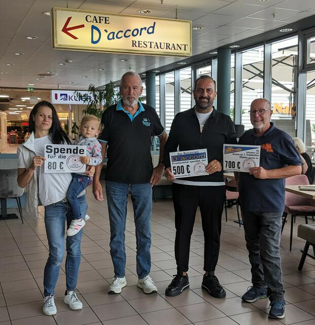 Auf dem Foto v.l.n.r.: Yaroslava Andriienko (sie schloss sich der Spendenaktion mit 80 Euro an) Jürgen Böhmer (1. Vorsitzender der DLFH Pfalz), Christos Chalatsoglou (D'accord) und Stefan Beck (Oldie-Freunde-Pfalz)   | Foto:  Oldie-Freunde-Pfalz