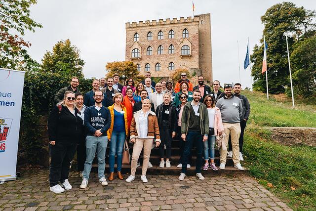 Gruppenbild der Delegation aus Poissy vor dem Hambacher Schloss | Foto: Stadt Pirmasens / Jonas Melzer