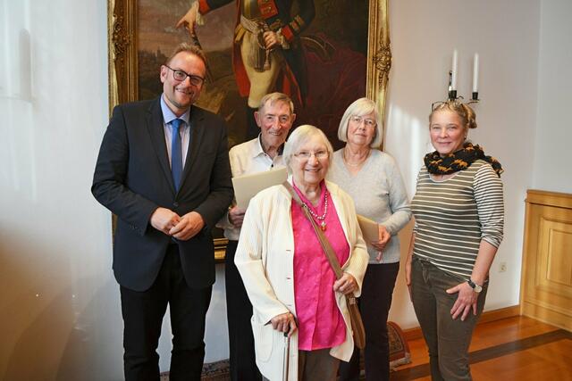 Oberbürgermeister Markus Zwick, Klaus Brenner, Johanna Render, Christel Glaser und Heike Wittmer (von links)  | Foto: Frank Schäfer
