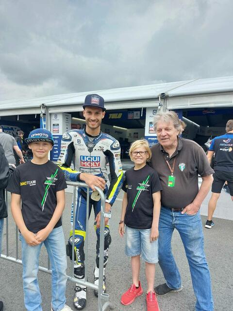 Lukas Tulovic und Martin Wimmer mit dem Motorrad-Nachwuchs | Foto: Marcel Uhlmann
