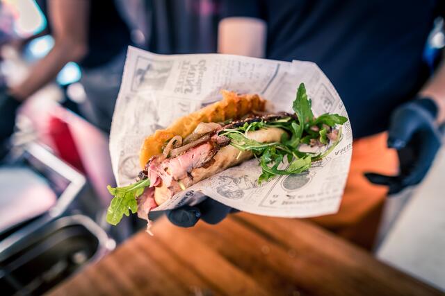 Internationale Food Trucks, Burger-Corner und diverse Stände mit herzhaften und süßen Gerichten sowie leckeren Getränken lassen einem das Wasser im Mund zusammenlaufen | Foto: stadtleben.media/gratis